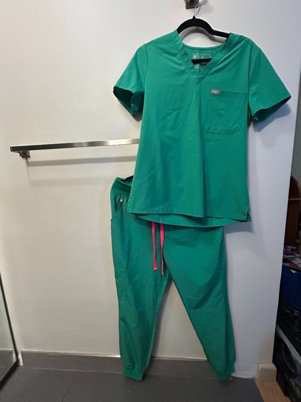 FIGS Women's Scrubs Set Catarina Top Small / Zamora Jogger Pants Medium Green